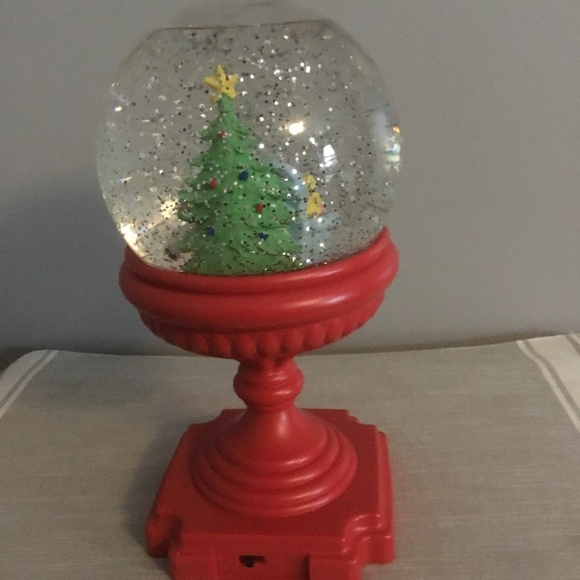 Peanuts Charlie Brown and Lucy Stand up Light Up Musical Snow Globe - Picture 3 of 4